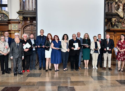 Członkowie Komitetu Wiedzy Gedanopedii oraz prezesi Fundacji Gdańskiej wraz z Aleksandrą Dulkiewicz, prezydent Gdańska. Od lewej: Ewa Szymańska, Janusz Dargacz, Andrzej Januszajtis, Cezary Windorbski, Andrzej Stelmasiewicz, Piotr Paluchowski, Leszek Molendowski, Sylwia Bykowska, Agata Biały, Aleksandra Dulkiewicz, Błażej Śliwiński, Sławomir Kościelak, Beata Możejko, Danuta Popinigis, Waldemar Ossowski, Jacek Bendykowski oraz Ewa Jeżewska. 