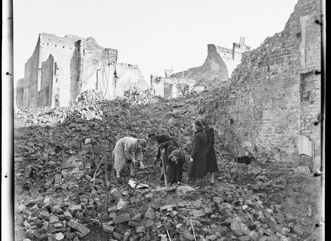 Negatyw czarno-biały ukazuje pięć kobiet podczas społecznej akcji odgruzowywania Gdańska.

Twórca: Lelewicz Kazimierz
Czas powstania: po 1945 r.
