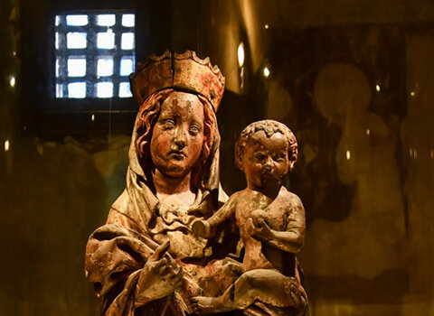Rzeźba Madonny z ok. 1430 roku znajduje się w Ratuszu Głównego Miasta w pomieszczeniu zwanym potocznie Małym Krzysztofem. To jedno z niewielu pomieszczeń, w którym zachowały się średniowieczne freski. 