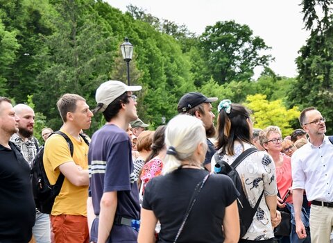 Wernisaże Historii Gdańskich Dzielnic zawsze przyciągają szerokie grono sympatyków historii małych ojczyzn. Na zdjęciu uczestnicy wernisażu wystawy plenerowej o historii Gdańsku-Oruni.