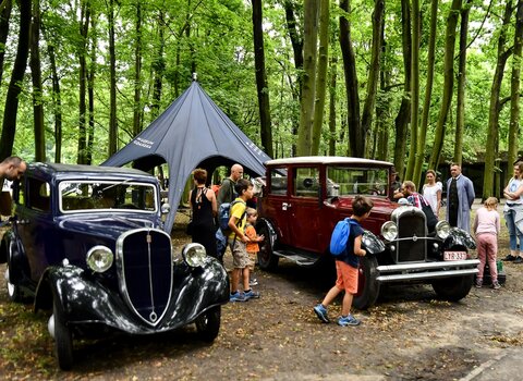 Na wydarzeniu każdego roku prezentowane są zabytkowe automobile, wyposażenie oraz uzbrojenie. 