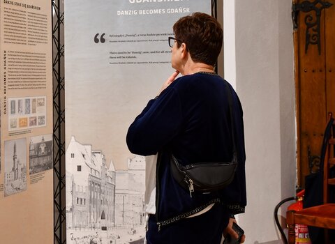 Wystawa przybliża dzieje polskiego lotnictwa w czasie II wojny światowej. Na zdjęciu zwiedzająca na wystawie. 