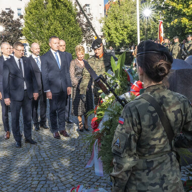 Złożenie kwiatów pod Pomnikiem Zesłańcom Sybiru w Legnicy