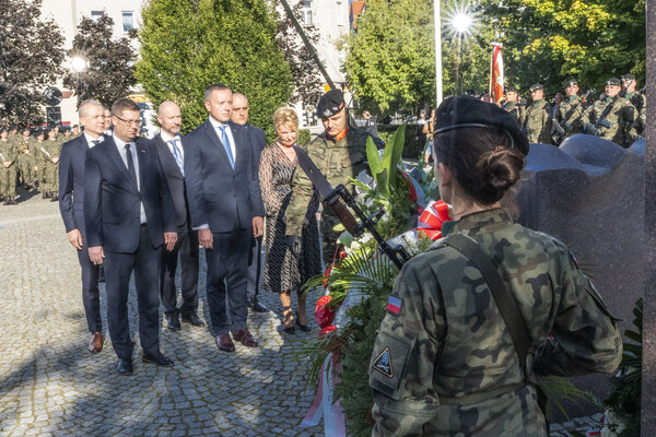 Złożenie kwiatów pod Pomnikiem Zesłańcom Sybiru w Legnicy