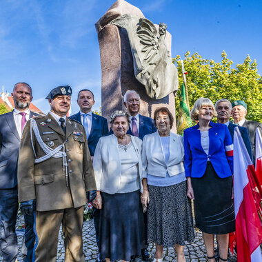 Złożenie kwiatów pod Pomnikiem Zesłańcom Sybiru w Legnicy