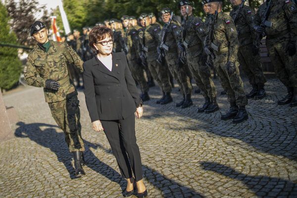 Złożenie kwiatów pod Pomnikiem Zesłańcom Sybiru w Legnicy