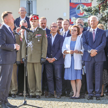 Złożenie kwiatów pod Pomnikiem Zesłańcom Sybiru w Legnicy