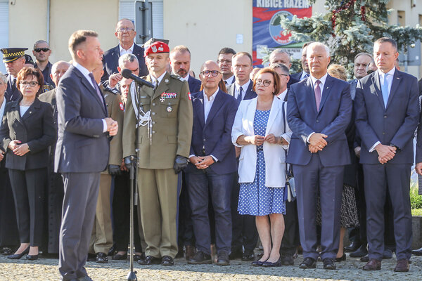 Złożenie kwiatów pod Pomnikiem Zesłańcom Sybiru w Legnicy