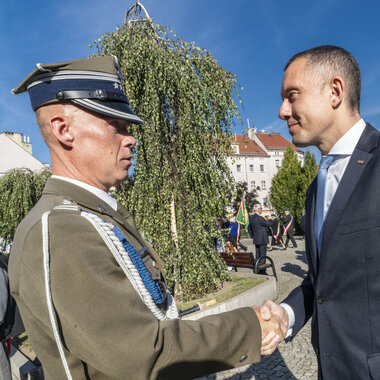 Złożenie kwiatów pod Pomnikiem Zesłańcom Sybiru w Legnicy