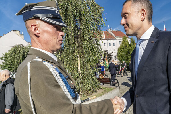 Złożenie kwiatów pod Pomnikiem Zesłańcom Sybiru w Legnicy