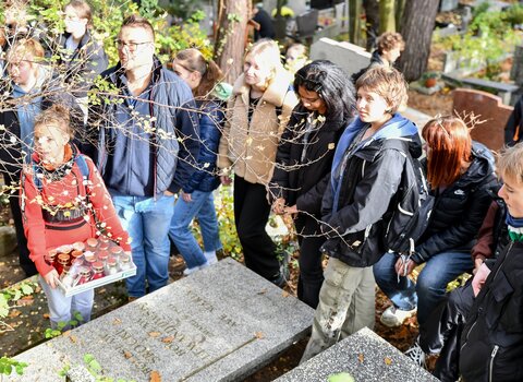 Spotkania są lekcją historii. Podczas porządkowania nagrobków uczestnicy dowiadują się o losach pochowanych żołnierzy AK. 