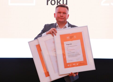 Nagrody i wyróżnienia otrzymały aż trzy książki Muzeum Gdańska. Na zdjęciu trzyma je Waldemar Ossowski. 