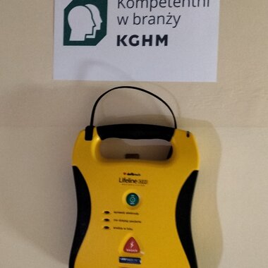 KGHM dba o bezpieczeństwo uczniów – szkoły patronackie wyposażone w defibrylatory (4)