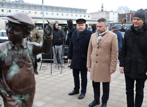 Znicze składają dyrektorzy Muzeum Gdańska Waldemar Ossowski i Janusz Marszalec oraz Maciej Kukla, przedstawiciel Urzędu Miejskiego W Gdańsku. 