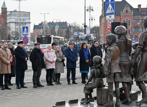 Uczestnicy uroczystości pod Pomnikiem Kindertransportów 