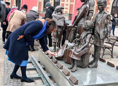 Prezydent Gdańska składa znicz pod pomnikiem 