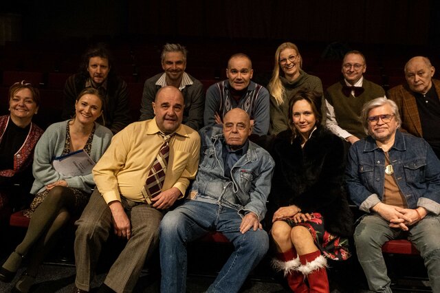 Stanisław Tym z zespołem w Och-Teatrze. Fot. Robert Jaworski