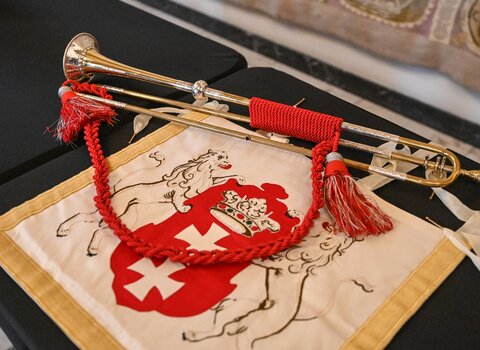 Zdjęcie. Trąbka. Pod nią flaga z herbem Gdańska i dwoma lwami. 