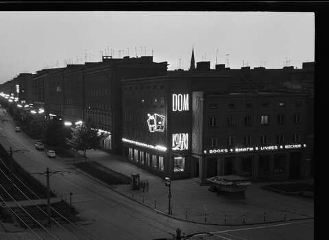 Czarno-biała fotografia przedstawia fragment al. Grunwaldzkiej. Po prawej Dom Książki. Fragment negatywu, po lewej białym flamastrem widnieje sygnatura MG-IN-6527. 