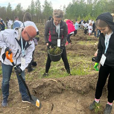 Wolontariusze KGHM posadzili kolejny las przy HMG (1)