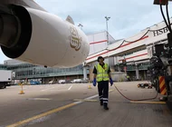 Linie Emirates rozpoczynają współpracę z SAF na lotnisku Heathrow w Londynie