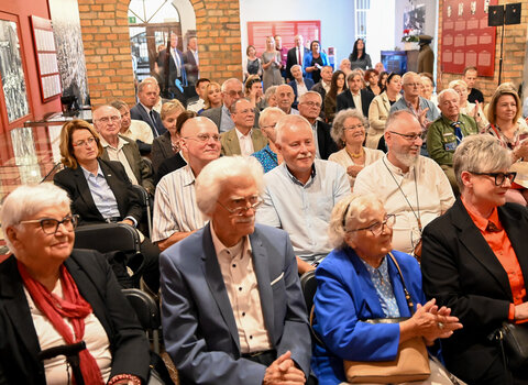 Od lewej: Henryka Flisykowska-Kledzik, Dieter Schenk oraz Hanna Pietrzkiewicz. W drugim rządzie Antje Grotheer oraz wnukowie Bernarda Binnebesela. 