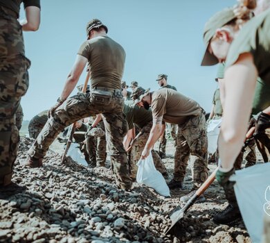 Terytorialsi wciąż walczą ze skutkami powodzi