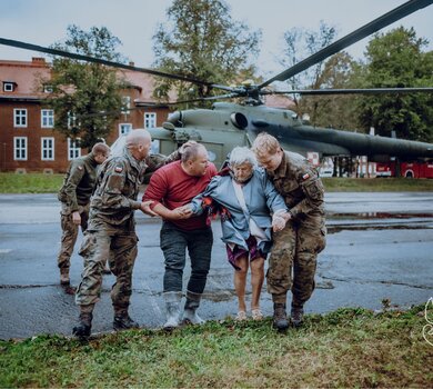 Terytorialsi wciąż walczą ze skutkami powodzi