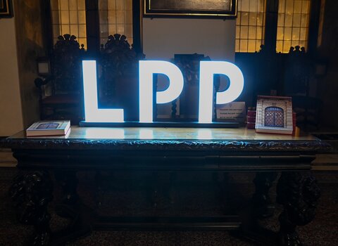 Na zdjęciu neon  - logo firmy LPP. 