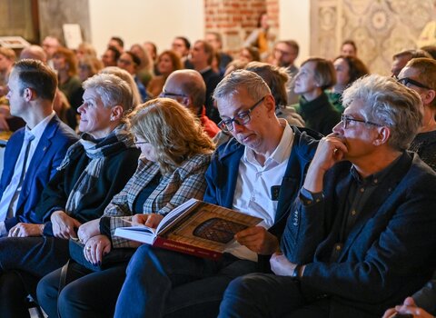 Ciekawa ta książka! Niektórzy sympatycy nie mogli się doczekać momentu, kiedy będą mogli ją przeczytać;-)