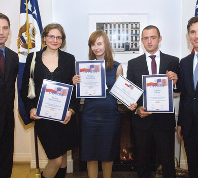 Ambasador USA oraz redaktor naczelny WPROST ze zwycięzcami konkursu