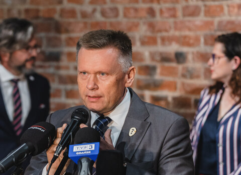 Podczas konferencji prasowej przemawia Waldemar Ossowski, dyrektor Muzeum Gdańska 