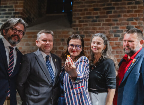 Od lewej stoją: Paweł Golak, dyrektor Hevelianum, Waldemar Ossowski, dyrektor Muzeum Gdańska, Aleksandra Dulkiewicz, prezydent Gdańska, Lidia Popiel, ambasadorka bursztynu i Robert Pytlos, pełnomocnik prezydenta ds. bursztynu, który znalazł bryłkę, która poleci w kosmos. 