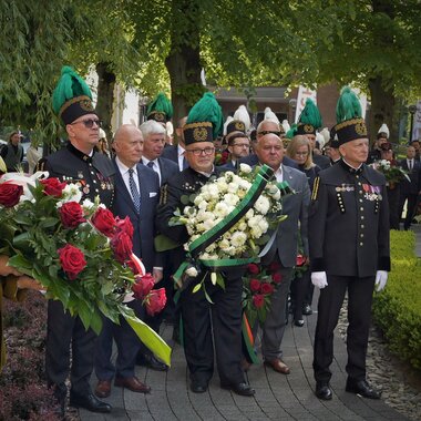 Złożenie kwiatów pod tablicą pamiątkową ku czci ofiar wypadków przy pracy (3)