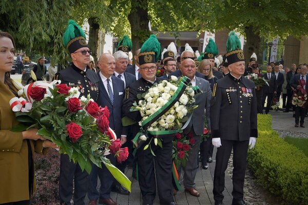 Złożenie kwiatów pod tablicą pamiątkową ku czci ofiar wypadków przy pracy (3)