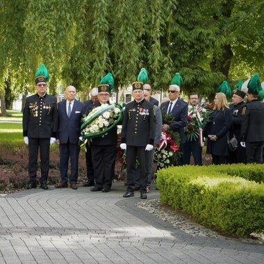 Złożenie kwiatów pod tablicą pamiątkową ku czci ofiar wypadków przy pracy (2)