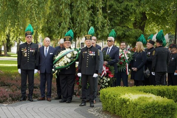 Złożenie kwiatów pod tablicą pamiątkową ku czci ofiar wypadków przy pracy (2)