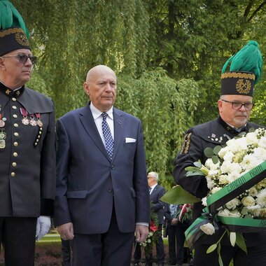 Złożenie kwiatów pod tablicą pamiątkową ku czci ofiar wypadków przy pracy (5)