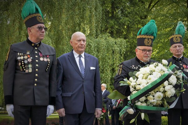 Złożenie kwiatów pod tablicą pamiątkową ku czci ofiar wypadków przy pracy (5)