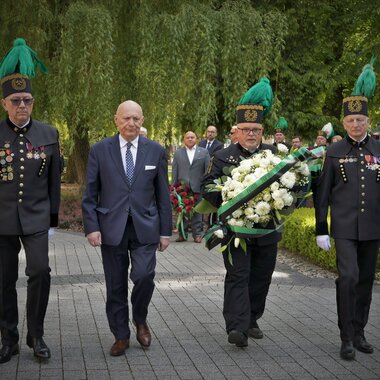 Złożenie kwiatów pod tablicą pamiątkową ku czci ofiar wypadków przy pracy (4)