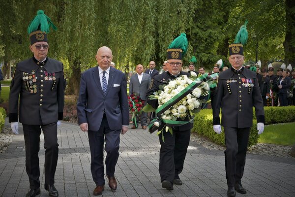 Złożenie kwiatów pod tablicą pamiątkową ku czci ofiar wypadków przy pracy (4)