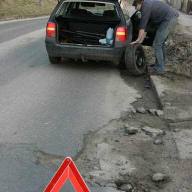 Dziury w drogach mogą spowodować poważne szkody