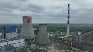 TAURON uwalnia tereny pod nowe inwestycje – w Łagiszy wyburzono ostatnią starą chłodnię kominową 