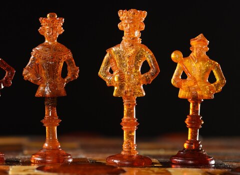 Bursztynowe figurki szachowe, Michael Redlin, Gdańsk 1600-1700,  fot  M  K  Szczerek, mat  MG