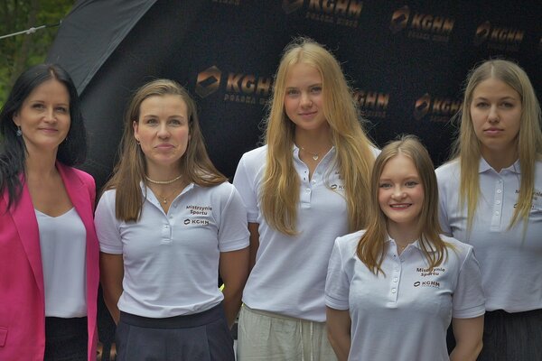 Mistrzynie Sportu KGHM i Anna Smycz-Michalak-Dyrektor Naczelna Komunikacji KGHM