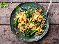 Sosy do makaronów – szybkie i aromatyczne przepisy z bulionami