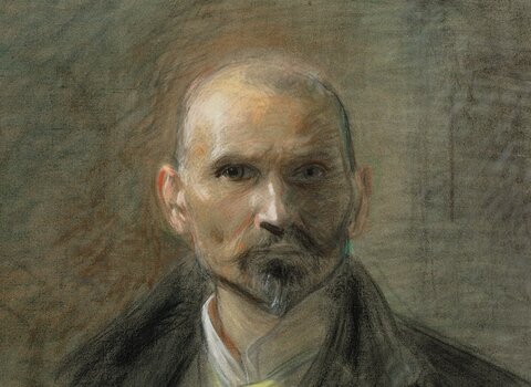 „Leon Wyczółkowski, Autoportret”, 1897, pastel na płótnie
Portret mężczyzny w średnim wieku z krótkimi włosami, brodą i przenikliwym spojrzeniem. Tło utrzymane jest w zgaszonych, ziemistych tonacjach, co podkreśla surowość i introspekcyjny charakter dzieła.
