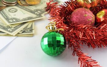 Uroczysta kolacja wigilijna, drogie prezenty i większa choinka. Czy Polaków stać na wystawne święta?