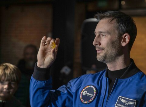 dr Sławosz Uznański-Wiśniewski z bryłką bursztynu