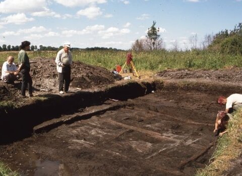 Andrzej Zbierski wizytuje wykopaliska archeologiczne, mat  archiwum prywatne